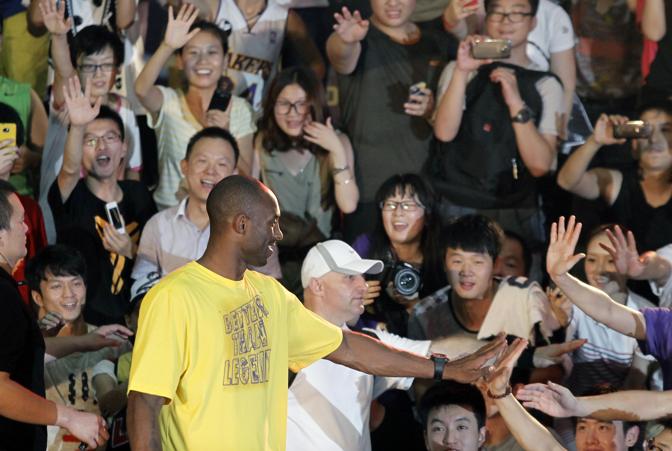 Kobe coi fan cinesi a Shanghai. Reuters